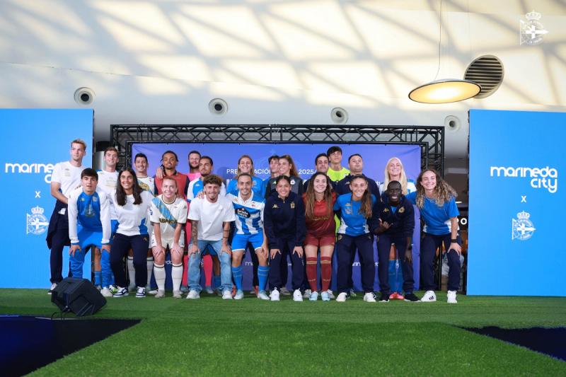 Marineda City vibró con la presentación de las nuevas equipaciones del RC Deportivo