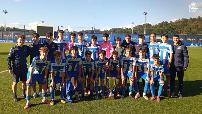 El Infantil recibió este viernes 15 su copa de campeón de liga en un fin de semana con cita decisiva para el Cadete este sábado 16 a las 12:00 en el campo Arsenio Iglesias